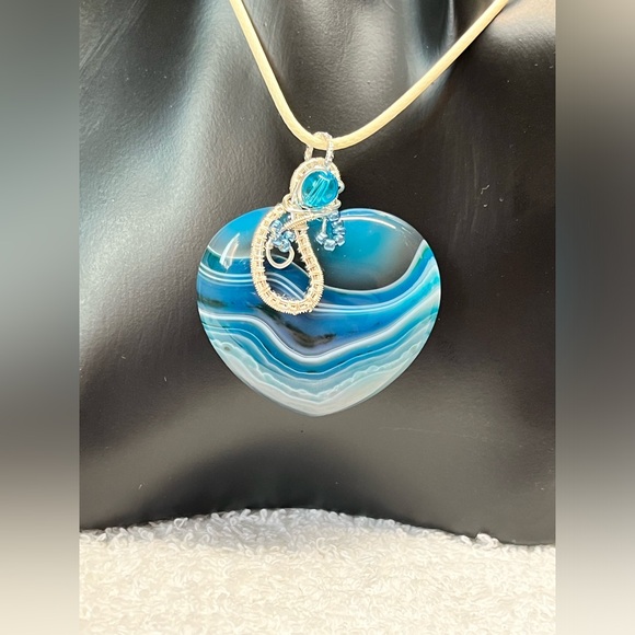 💙stunning blue striped agate heart, wire wrapped artisan pendant - Picture 3 of 9